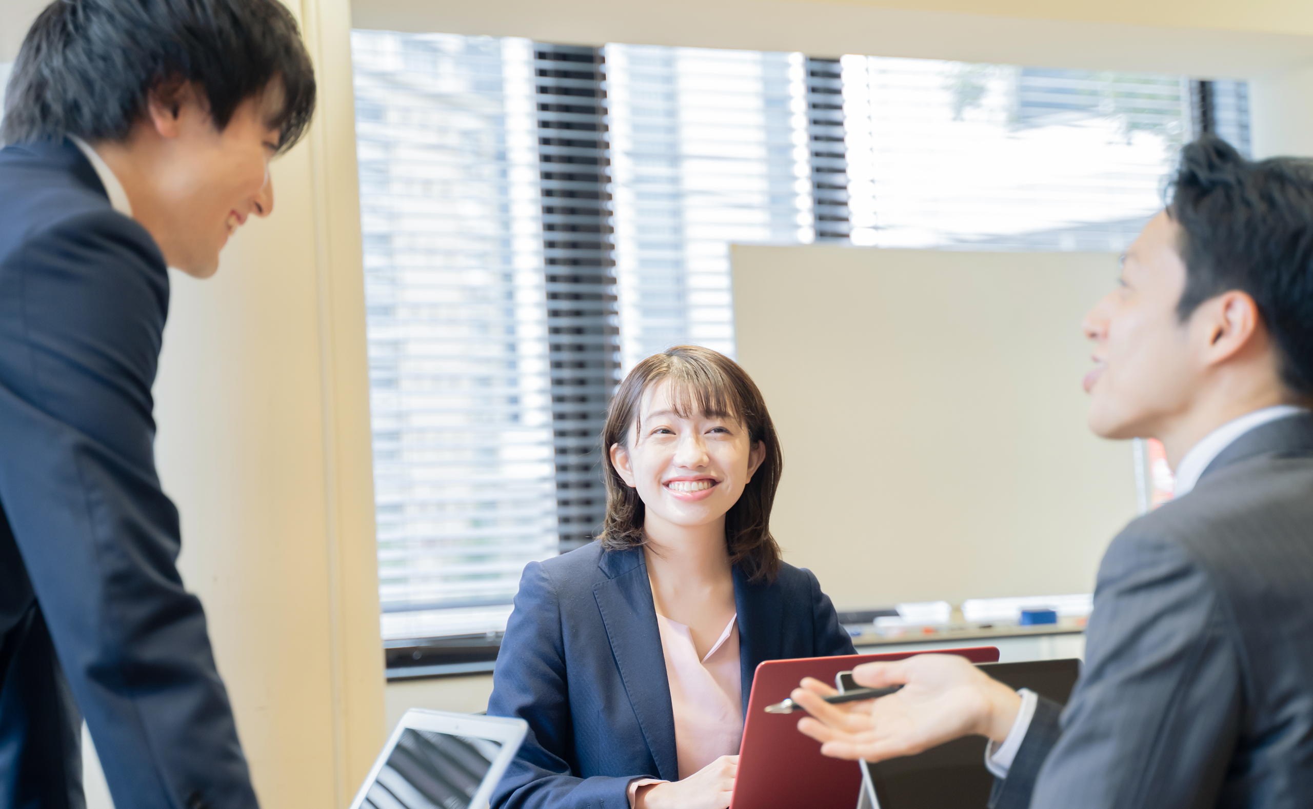 打ち合わせをする社員の様子