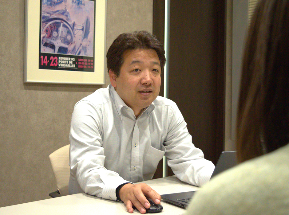 インタビューに答える部長職の社員(1)