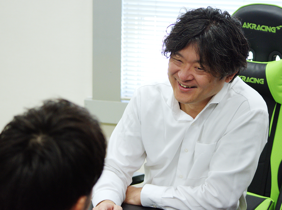インタビューに答える部長職の社員(2)