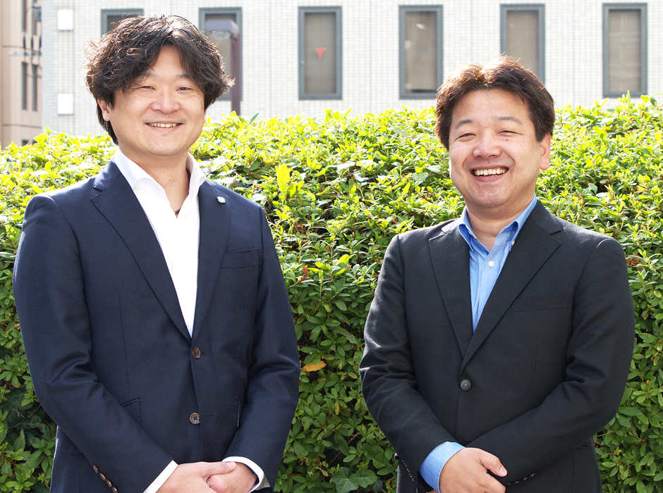 インタビューに答える部長職の社員(4)