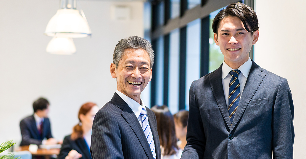 上長と若手社員が気軽に話す職場の様子