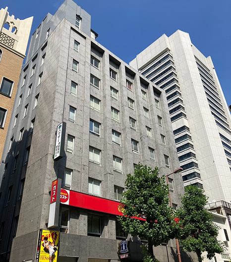 本社が入居するハウザー堺筋本町駅前ビルの外観